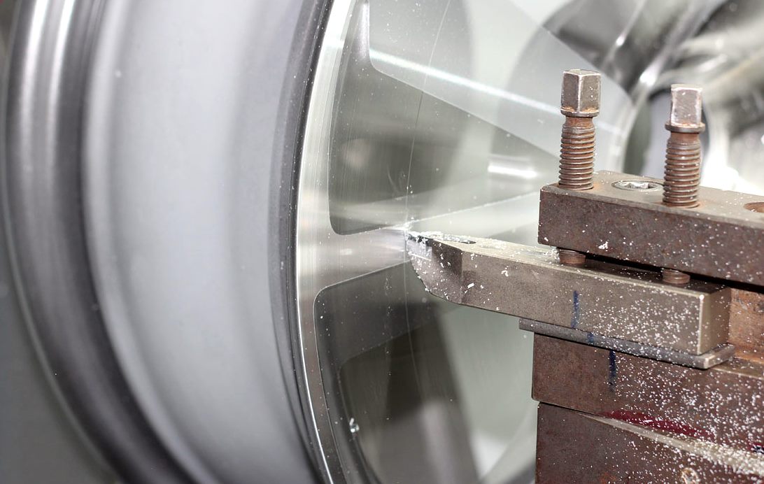 Llanta diamantada en el centro de mecanizado CNC de Rectillanta